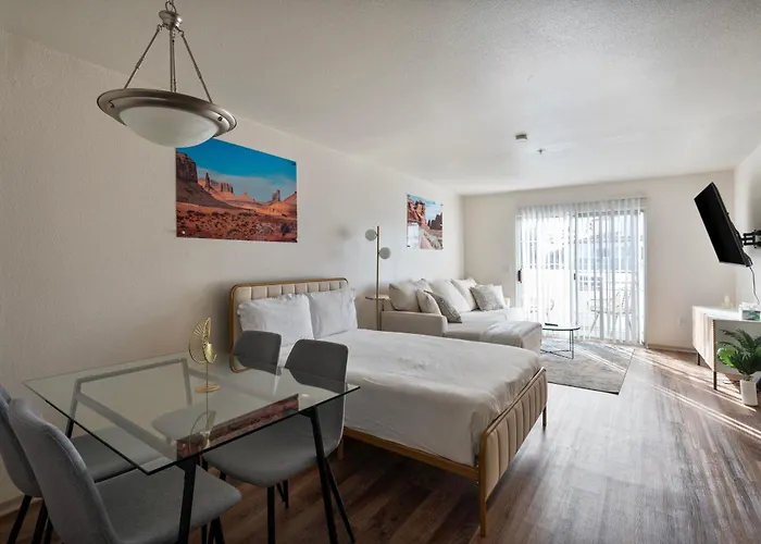 Modern And Spacious One Bedroom In With Pool Apartment *