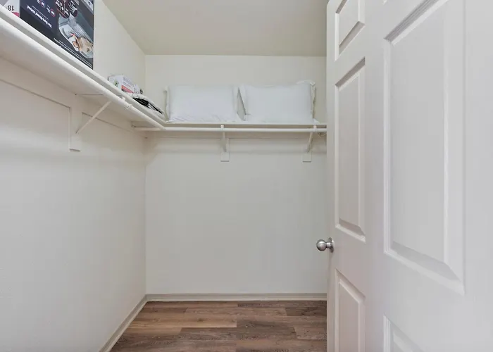 Modern And Spacious One Bedroom In With Pool Tempe